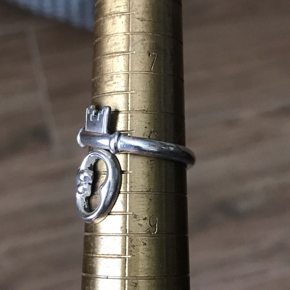 SOLD! 😊 Vintage Sterling Silver Old Key Ring - Picture 6 of 8